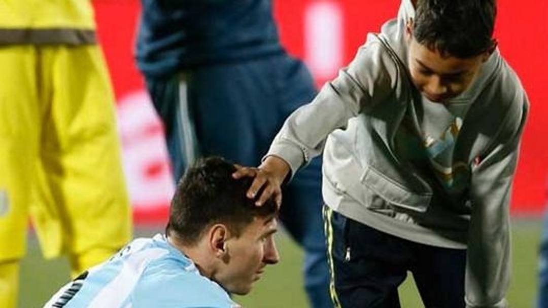 Sono fratelli e il pi grande dei due accarezza Messi sulla fronte. 